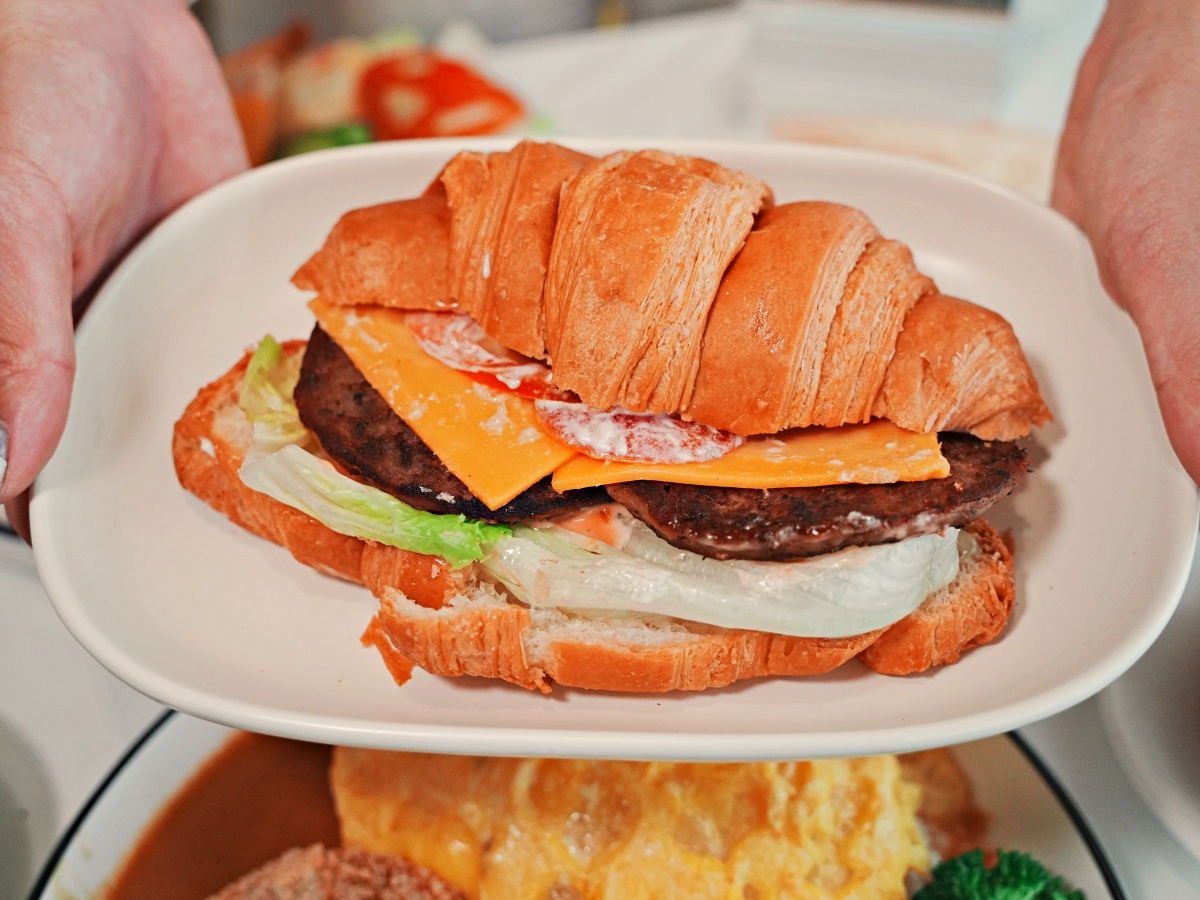 【台南美食】千香漢堡善化中正店：在地飄香30年的傳奇麥香雞！善化早餐與早午餐的頂級選擇，全系列開箱評測