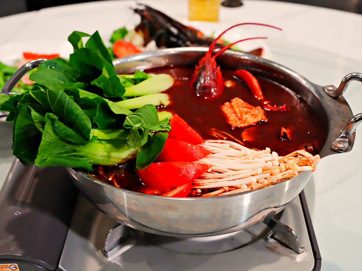 釣蝦界的天花板：【金球獎活海鮮】深度評測——台南最強「釣龍蝦」體驗與波士頓龍蝦麻辣鍋全紀錄