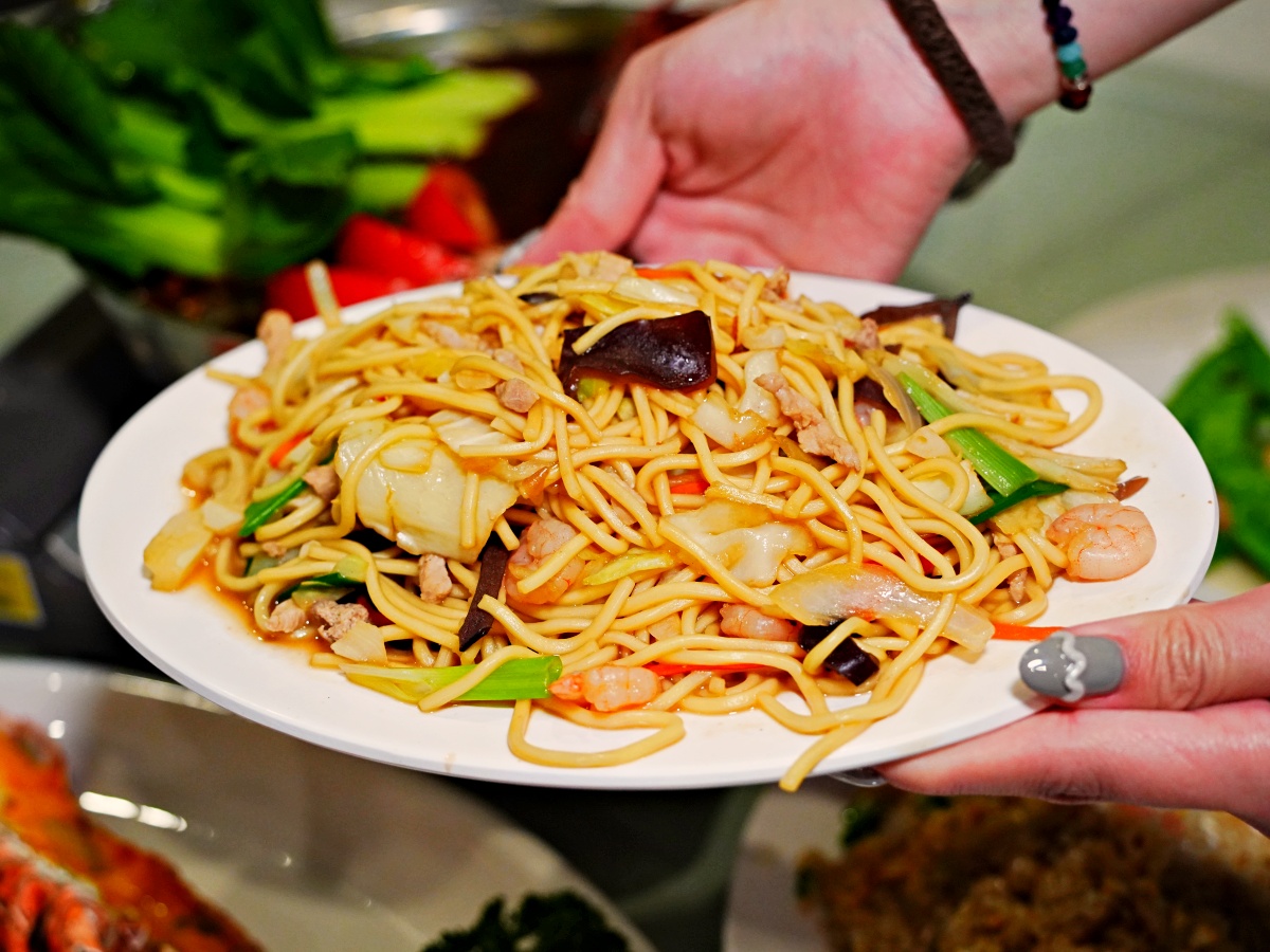 釣蝦界的天花板：【金球獎活海鮮】深度評測——台南最強「釣龍蝦」體驗與波士頓龍蝦麻辣鍋全紀錄