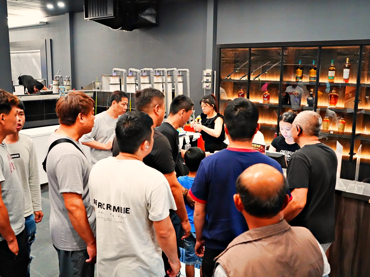 釣蝦界的天花板：【金球獎活海鮮】深度評測——台南最強「釣龍蝦」體驗與波士頓龍蝦麻辣鍋全紀錄