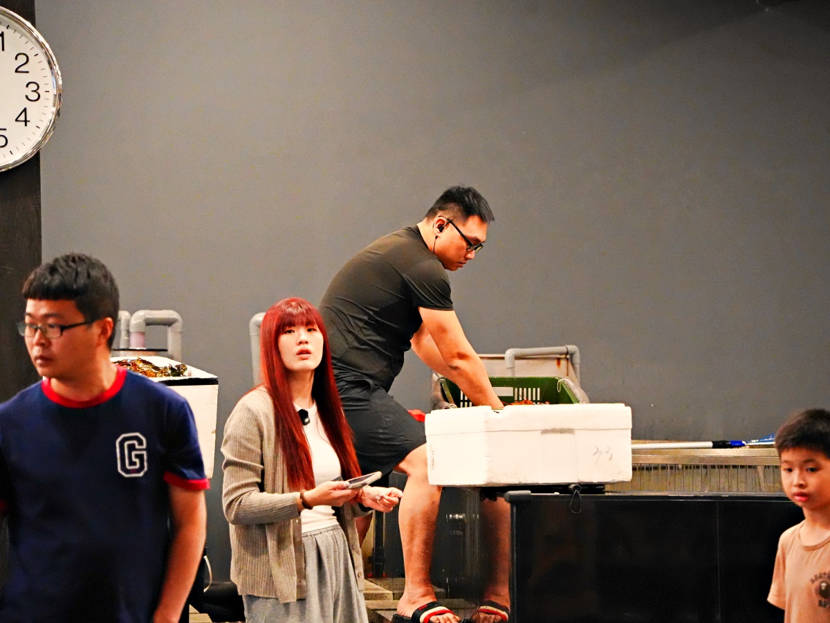 釣蝦界的天花板：【金球獎活海鮮】深度評測——台南最強「釣龍蝦」體驗與波士頓龍蝦麻辣鍋全紀錄