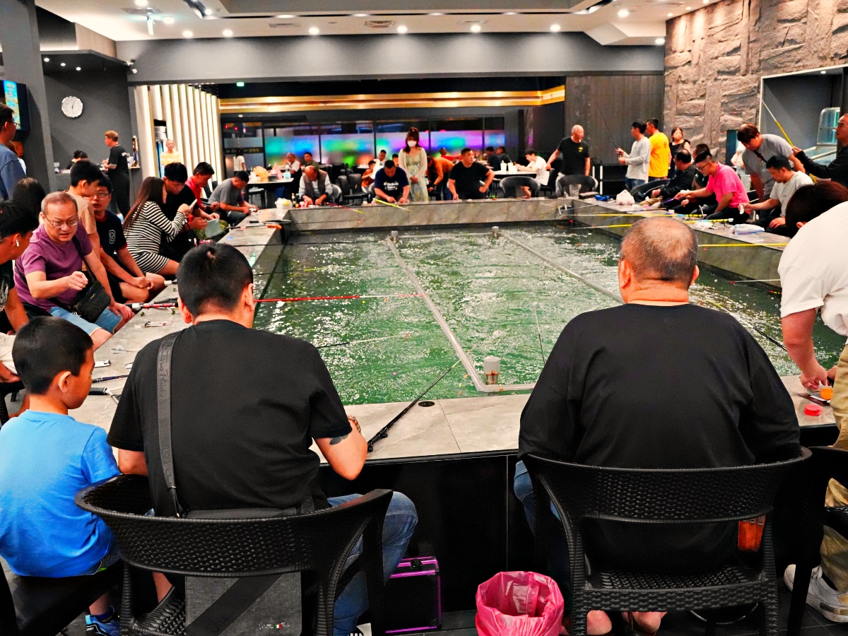 釣蝦界的天花板：【金球獎活海鮮】深度評測——台南最強「釣龍蝦」體驗與波士頓龍蝦麻辣鍋全紀錄