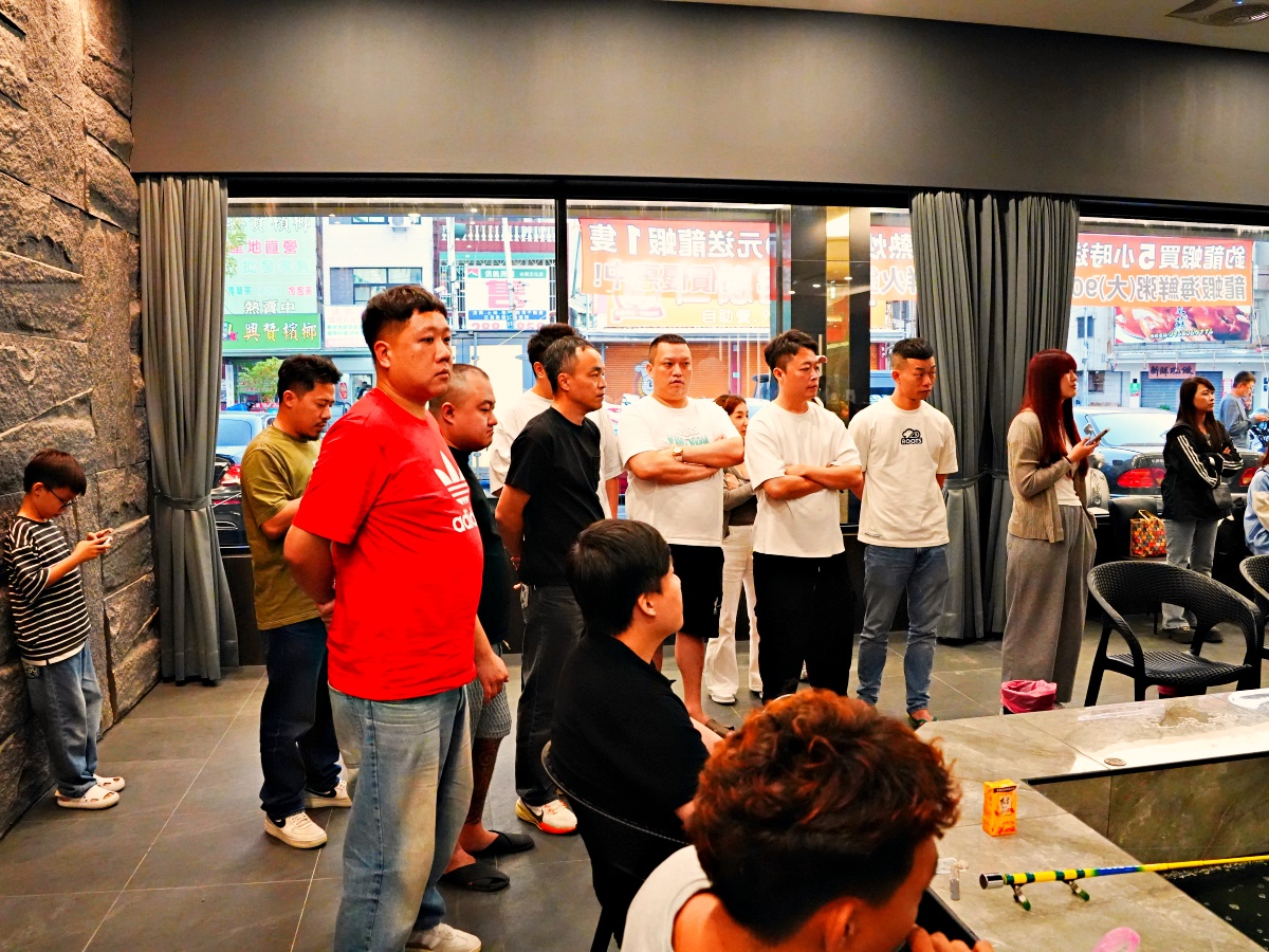 釣蝦界的天花板：【金球獎活海鮮】深度評測——台南最強「釣龍蝦」體驗與波士頓龍蝦麻辣鍋全紀錄