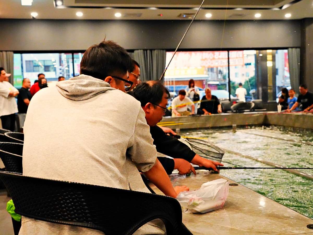 釣蝦界的天花板：【金球獎活海鮮】深度評測——台南最強「釣龍蝦」體驗與波士頓龍蝦麻辣鍋全紀錄