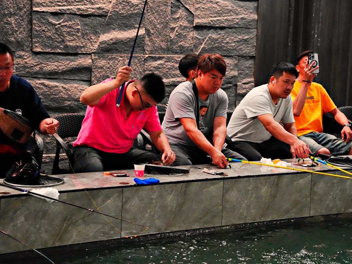 釣蝦界的天花板：【金球獎活海鮮】深度評測——台南最強「釣龍蝦」體驗與波士頓龍蝦麻辣鍋全紀錄