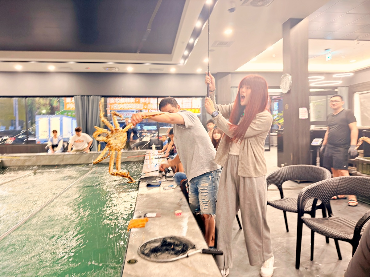 釣蝦界的天花板：【金球獎活海鮮】深度評測——台南最強「釣龍蝦」體驗與波士頓龍蝦麻辣鍋全紀錄