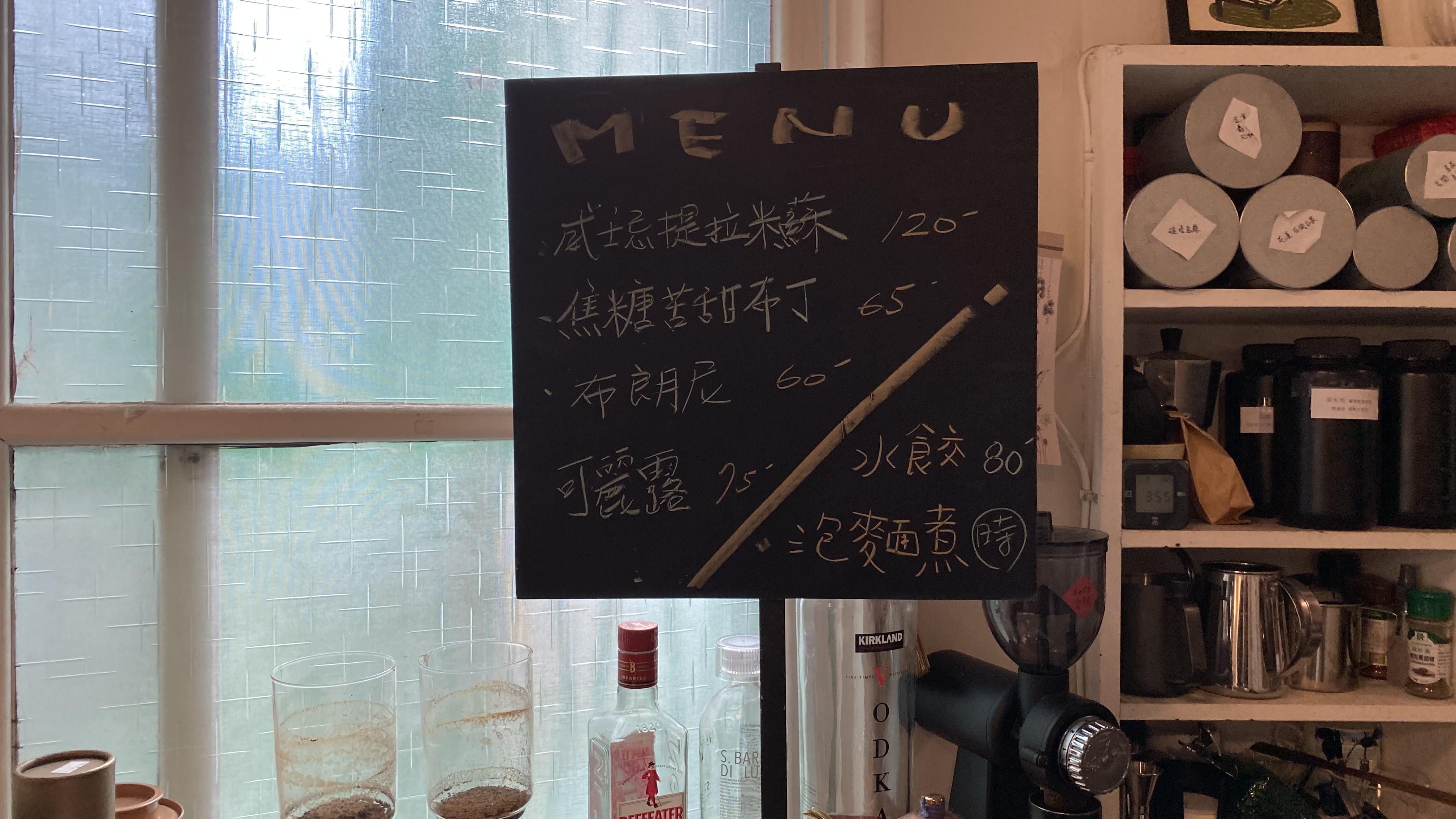 餘事 YU Studio|孔廟附近的貓咪咖啡廳|溫馴乖巧不咬不抓的黑貓|文青網美必來地點| 10 餘事 YU Studio|孔廟附近的貓咪咖啡廳|溫馴乖巧不咬不抓的黑貓|文青網美必來地點|