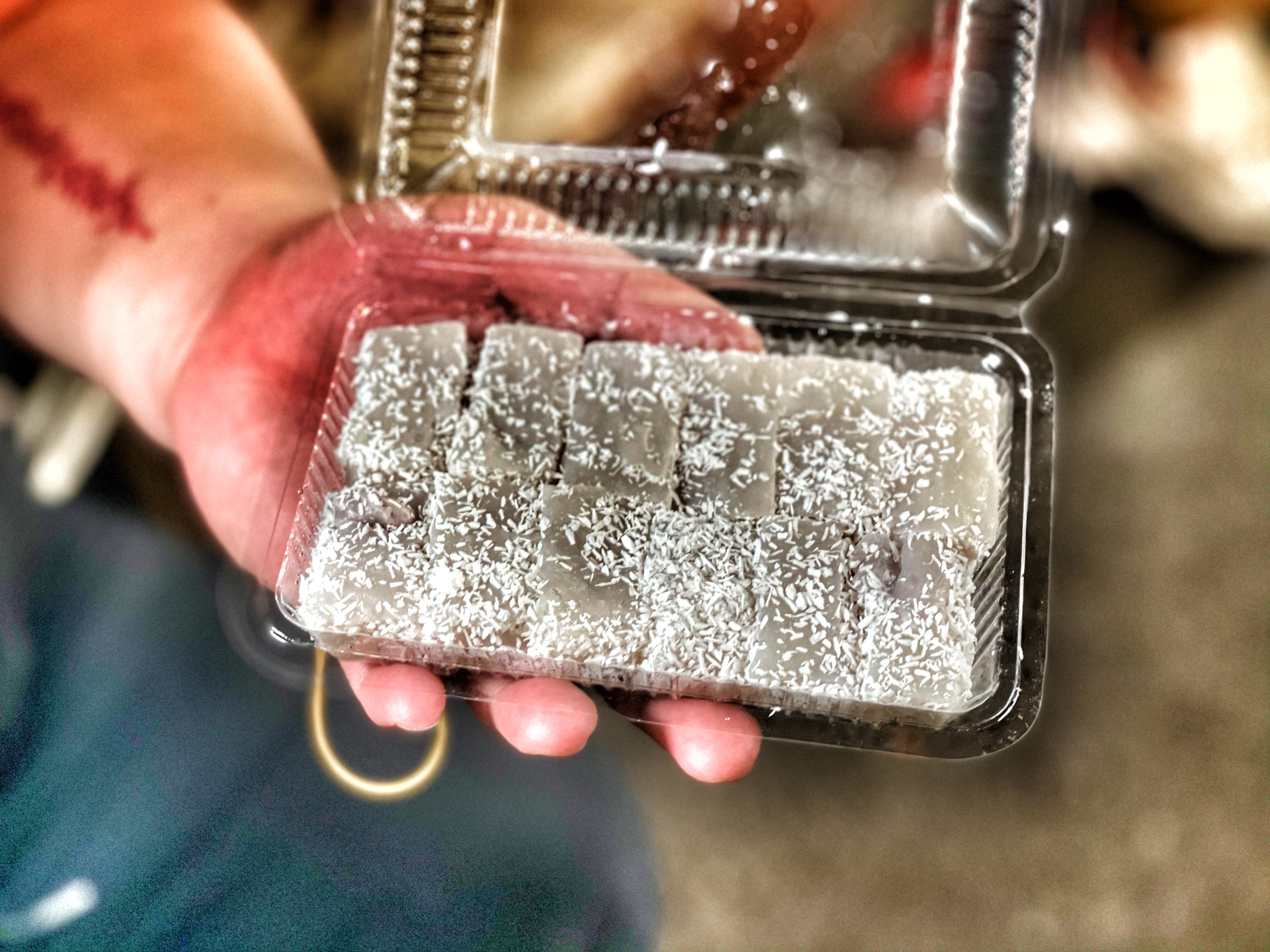 在高雄夜市隨機出沒的雪花糕專賣｜阿嬤帶著子孫出來賣雪花糕｜多種口味均一價｜