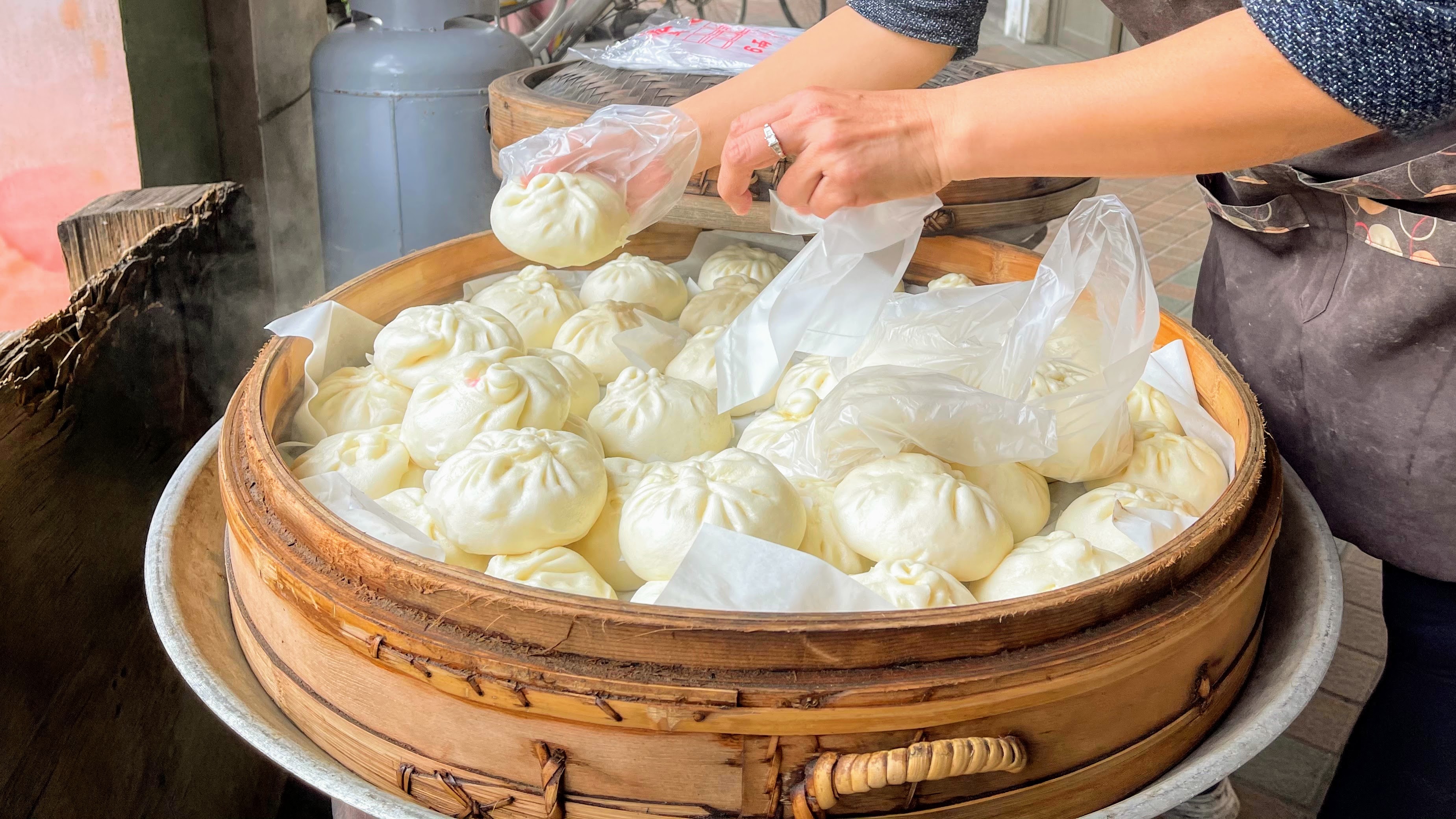 彰化必吃美食|超有名肉包專賣店|在地鹿港飄香一甲子|傳承二代家業| 1 彰化必吃美食|超有名肉包專賣店|在地鹿港飄香一甲子|傳承二代家業|