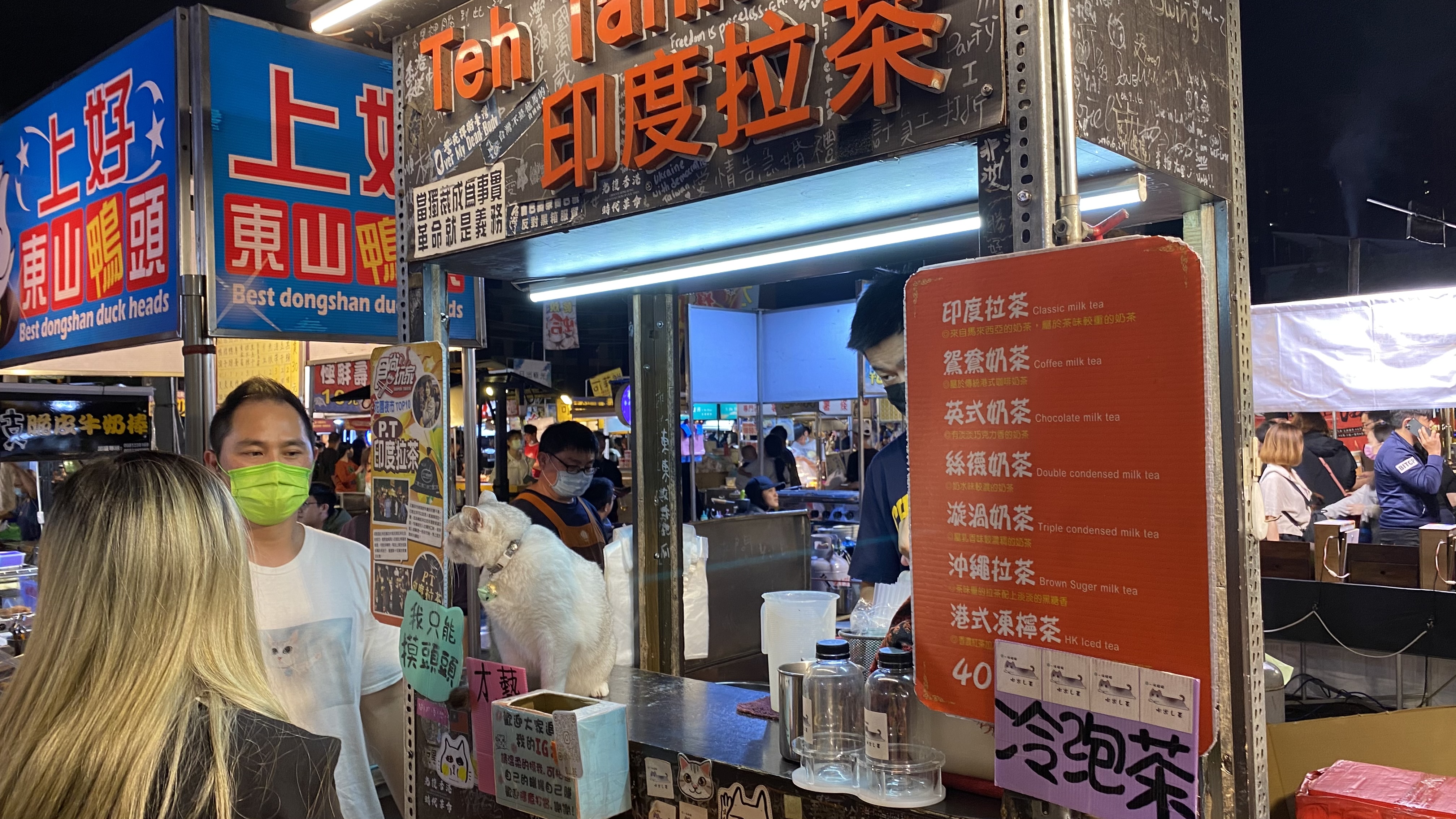 夜市攤販帶著貓營業|躺著賺的最高境界|好喝奶茶甜蜜滋味|許多客人朝聖來摸貓| 6 夜市攤販帶著貓營業|躺著賺的最高境界|好喝奶茶甜蜜滋味|許多客人朝聖來摸貓|