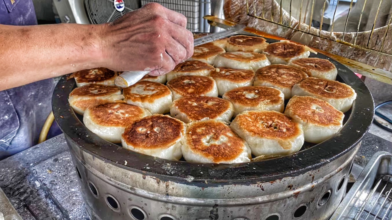 營業快60年台南鹽水煎包|一天賣不到五小時卻人潮滿滿|現場手工包好每一顆|便宜又大顆又實在| 5 營業快60年台南鹽水煎包|一天賣不到五小時卻人潮滿滿|現場手工包好每一顆|便宜又大顆又實在|