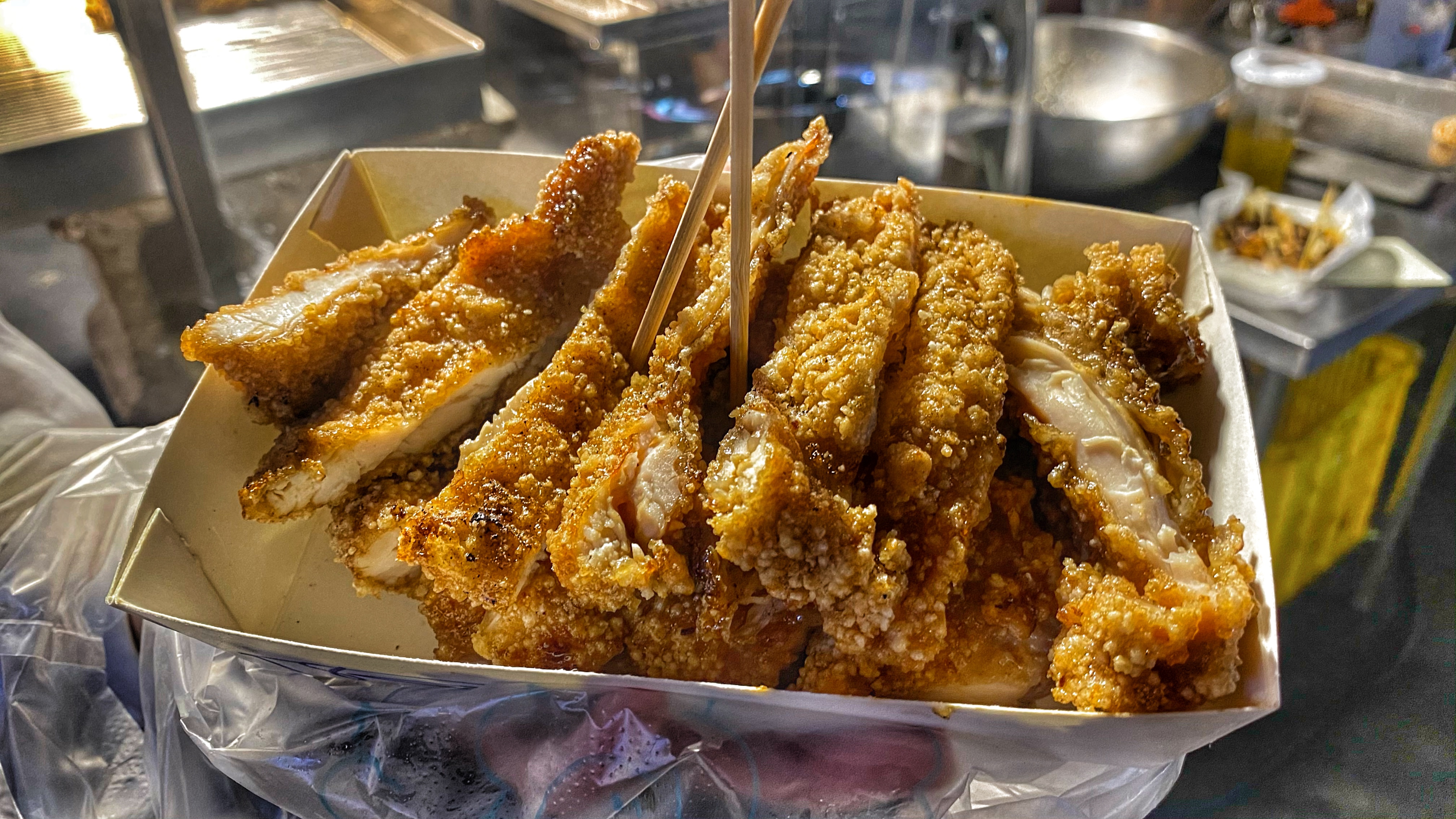 德聖炭烤醬燒雞排｜大東夜市必吃美食｜滿滿的經典台南味燒烤醬料｜金黃酥脆口感極佳｜