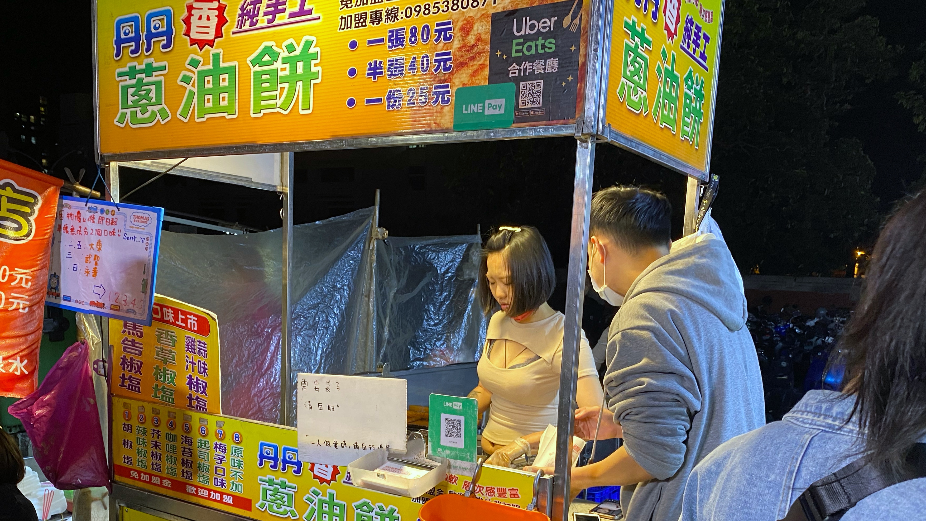 台南丹丹連鎖蔥油餅攤｜爆乳老闆娘穿開胸衣｜大東夜市熱門美食｜高CP親民銅板價｜