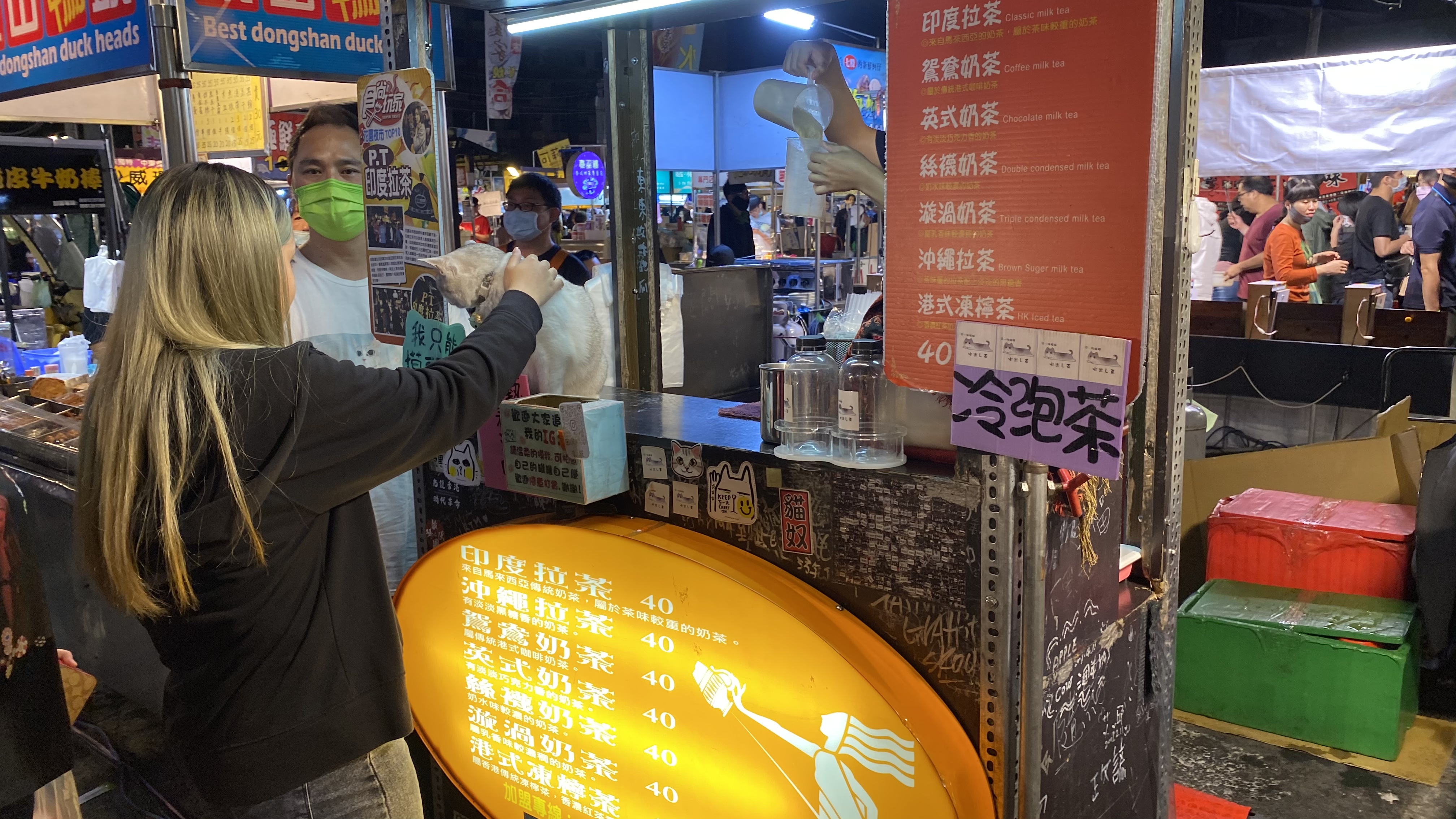 夜市攤販帶著貓營業|躺著賺的最高境界|好喝奶茶甜蜜滋味|許多客人朝聖來摸貓| 2 夜市攤販帶著貓營業|躺著賺的最高境界|好喝奶茶甜蜜滋味|許多客人朝聖來摸貓|