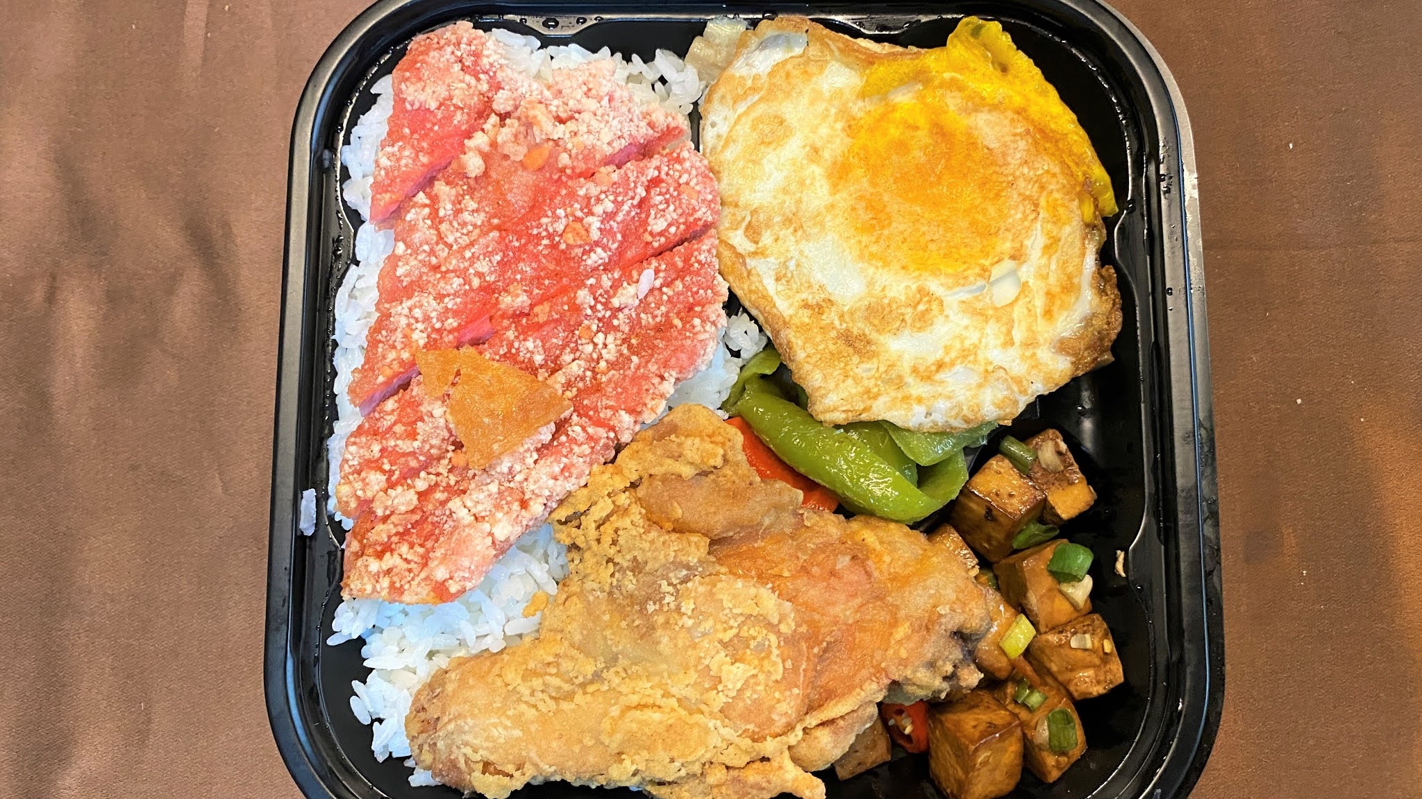 台南車站旁佳恩便當｜豐盛雙主菜好吃好滿足｜大份量高營養給你滿滿的蛋白質｜