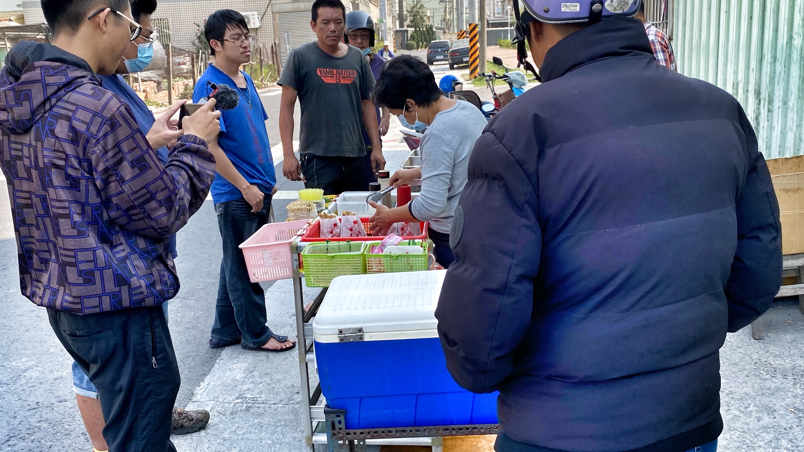 台南灣裡無名脆肉攤｜省躬國小後面的一煎炸物攤販｜樸實無華的美味｜超人氣美味銅板美食｜
