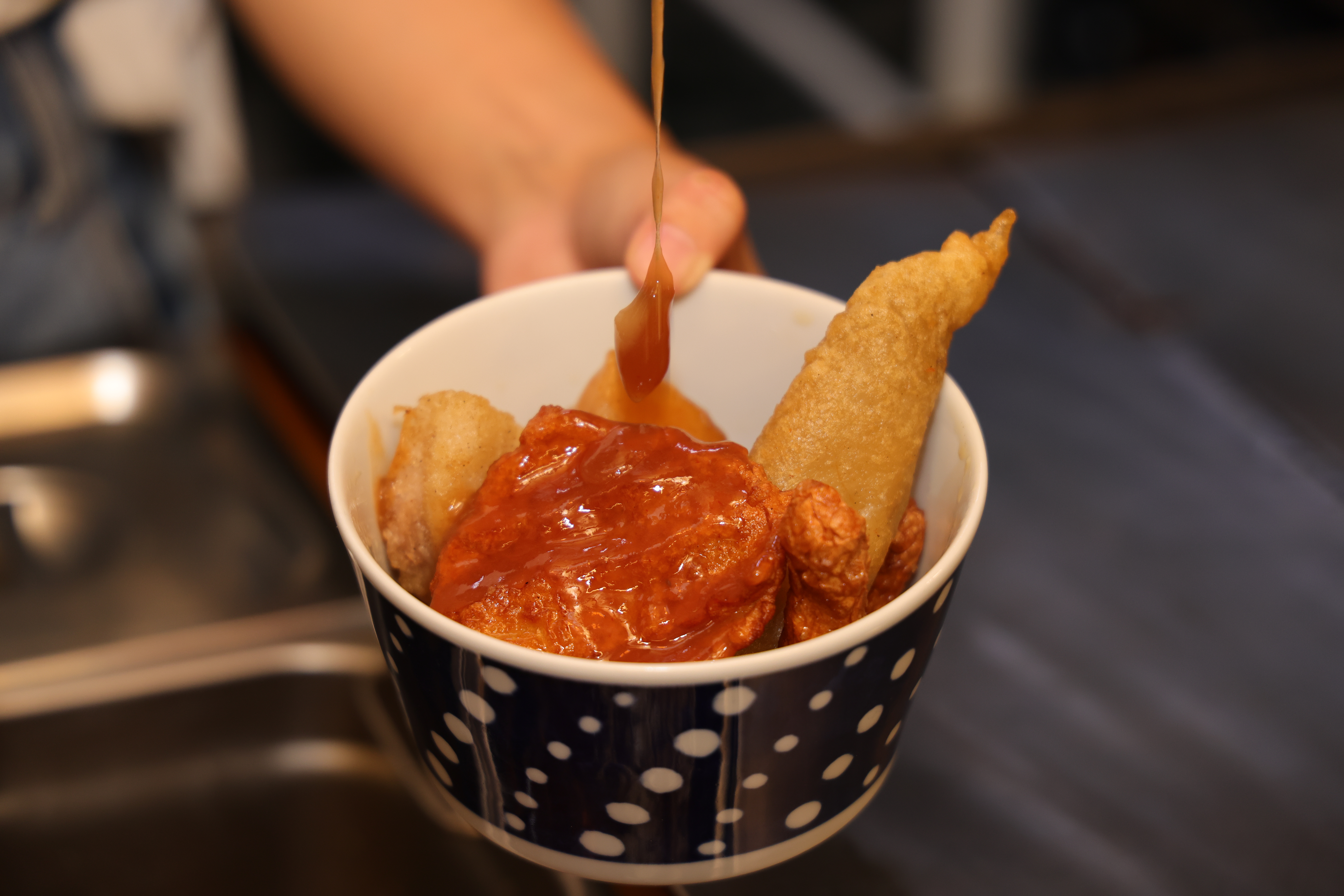 台南巷弄美食，有北部口感及風格，結合南部傳統，造就了南北混合的超好吃甜不辣!