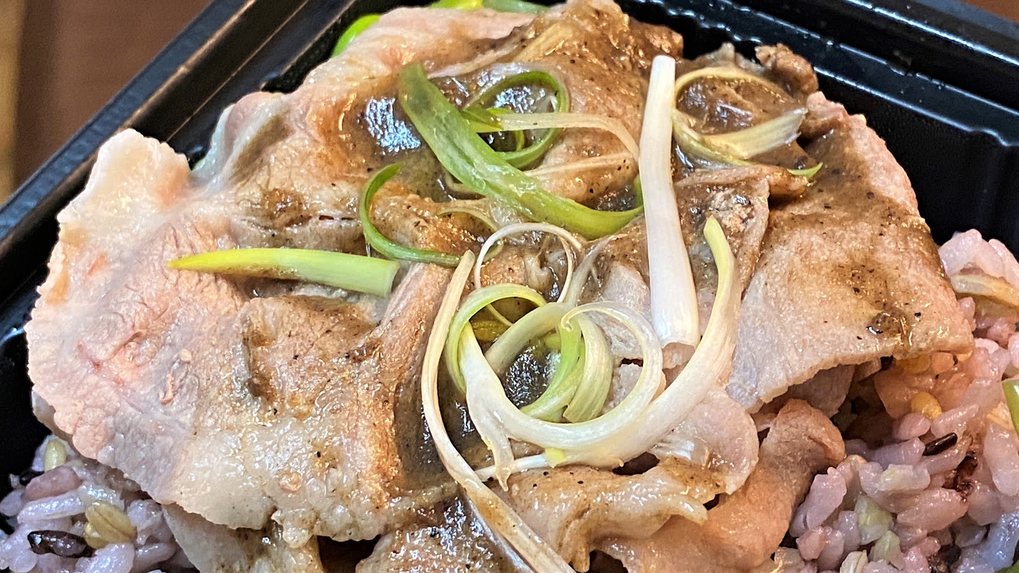 內人料理減脂健康餐盒│王梨梅花豬餐盒│鳳梨與烏梅調配而成的特殊醬料│豐盛美味的減脂餐盒│
