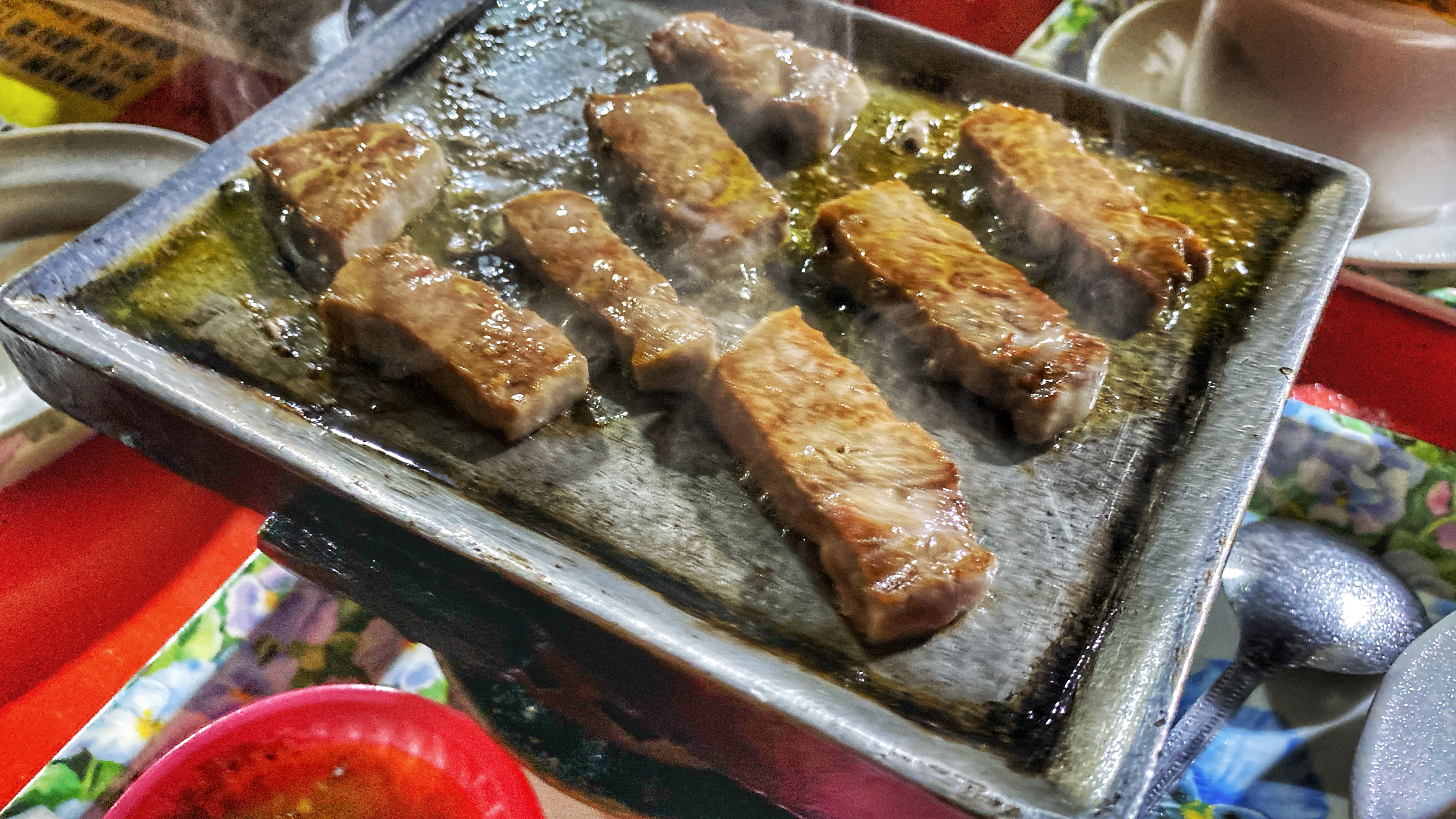 自己的牛排自己煎｜菜雞也能很快上手｜很好喝的酥皮濃湯｜點套餐吃飽飽｜客人絡繹不絕坐位也多｜台南銀河碼頭｜