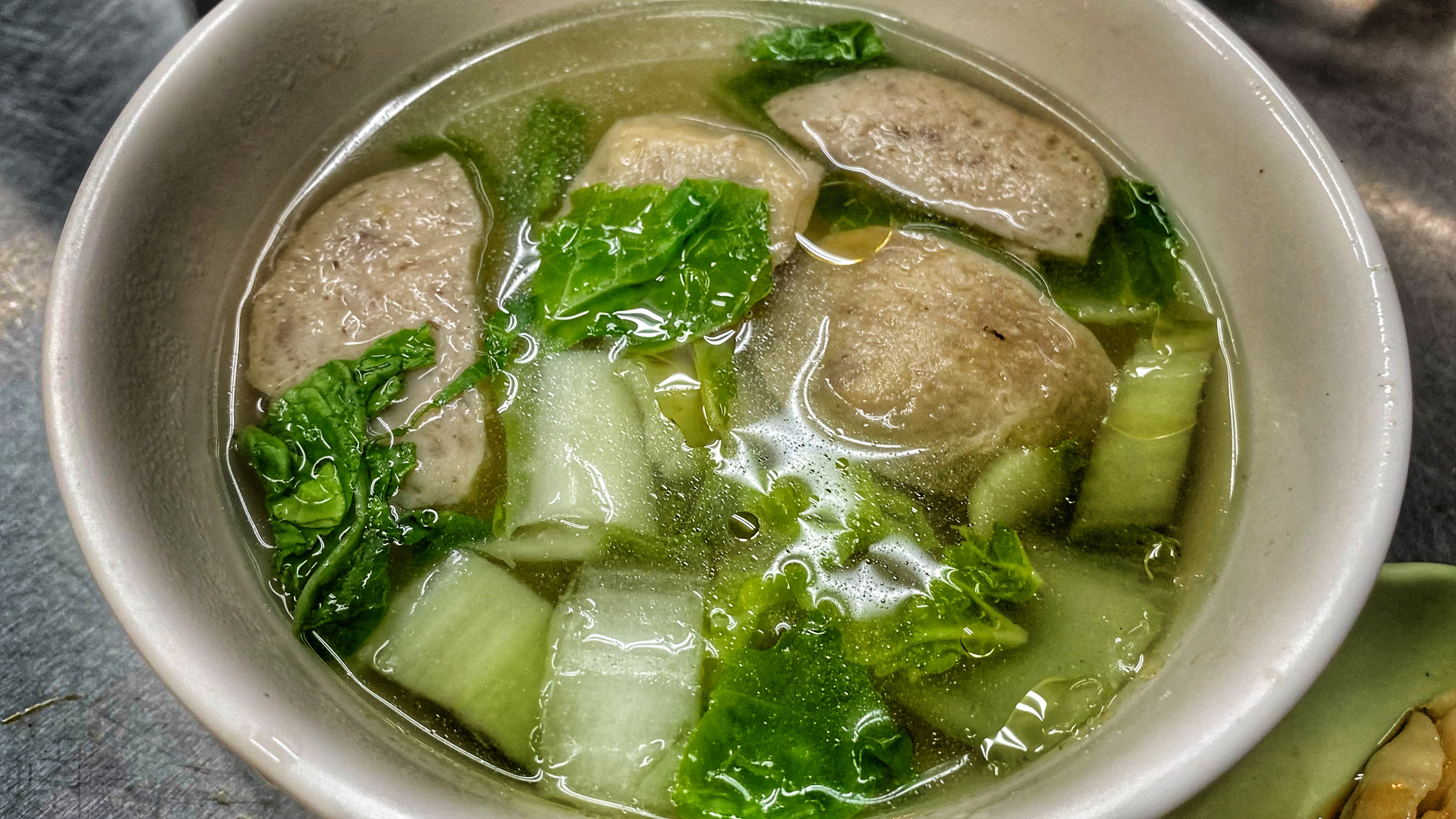 老夫妻經營多年的台南麵館｜一顆只要四元的好吃水餃｜口味獨特的招牌意麵｜物美價廉高CP｜