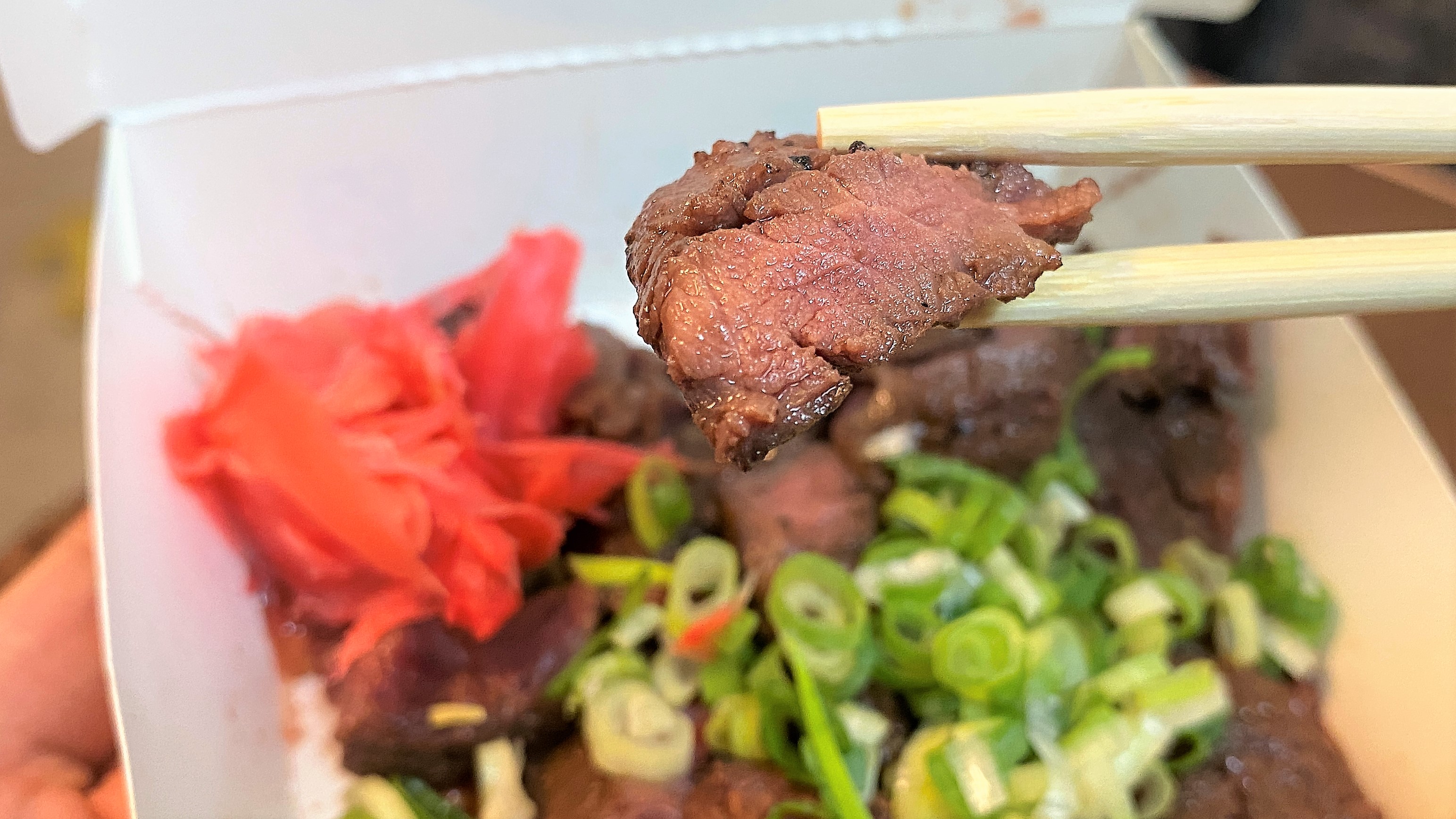 牛丁次郎坊平價燒肉丼｜好吃有嚼勁的炙燒羽翼牛排｜專業燒烤平價美食｜
