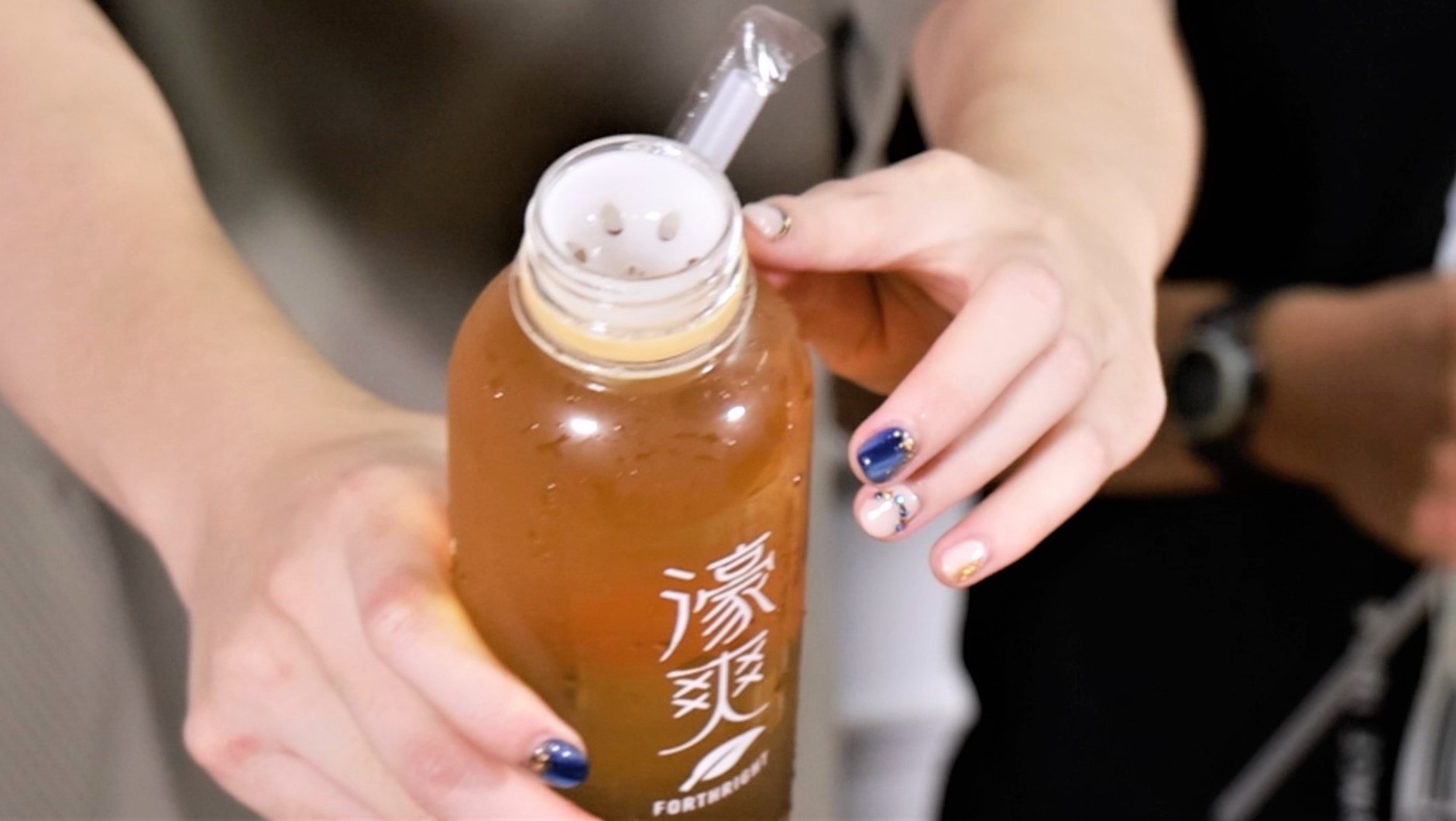 多種藥材及紅茶悶煮成的台中特色茶葉蛋|清香爽口的濠爽冷泡茶|特殊專利讓你不會喝到茶渣|也有茶葉可以選購回去泡茶| 6 多種藥材及紅茶悶煮成的台中特色茶葉蛋|清香爽口的濠爽冷泡茶|特殊專利讓你不會喝到茶渣|也有茶葉可以選購回去泡茶|