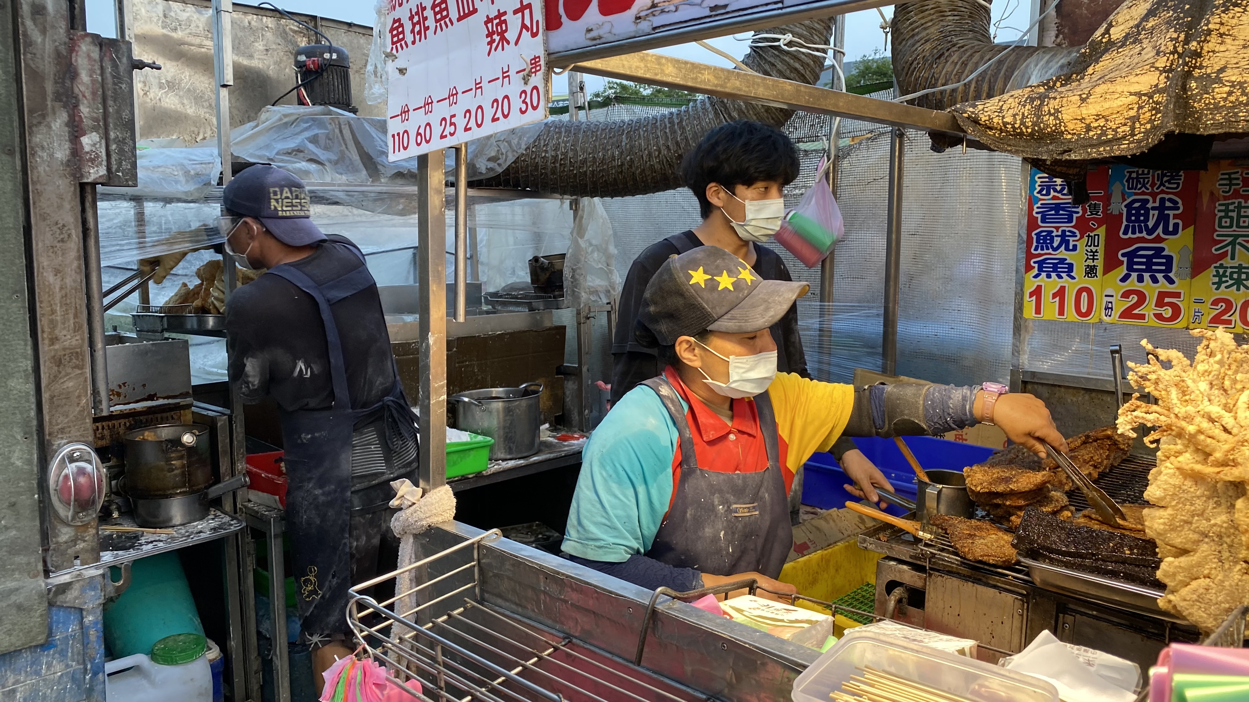 台南花園夜市雞排攤｜濃厚的台南風味｜府城在地銅板價｜知名人氣店家｜