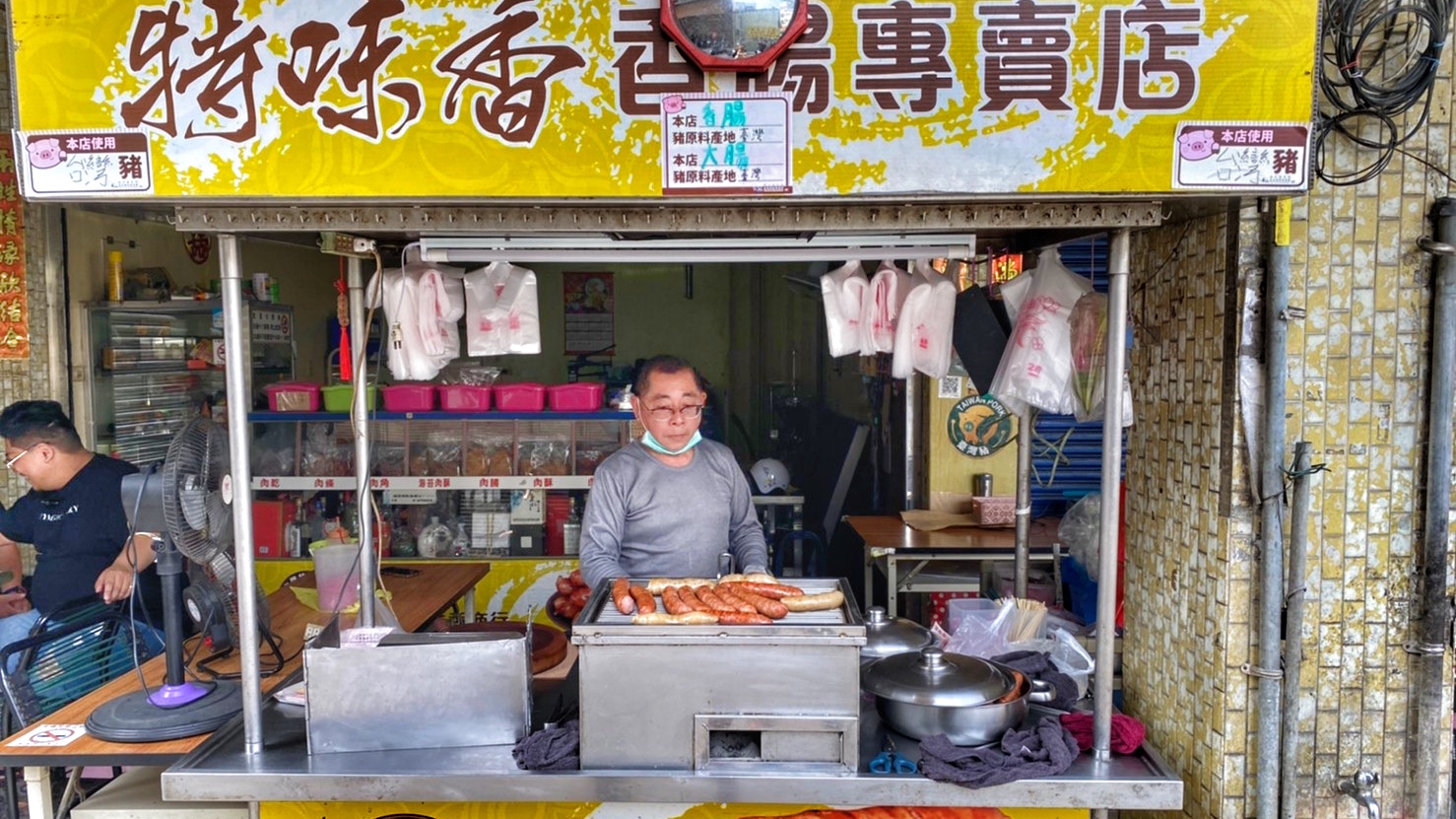 台南新營大腸包小腸攤|在地經營超越一甲子老店|當地排隊人潮滿滿|誘人碳烤香腸香氣撲鼻| 2 台南新營大腸包小腸攤|在地經營超越一甲子老店|當地排隊人潮滿滿|誘人碳烤香腸香氣撲鼻|