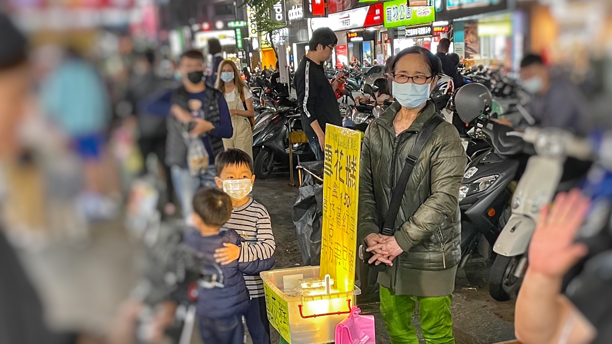在高雄夜市隨機出沒的雪花糕專賣｜阿嬤帶著子孫出來賣雪花糕｜多種口味均一價｜