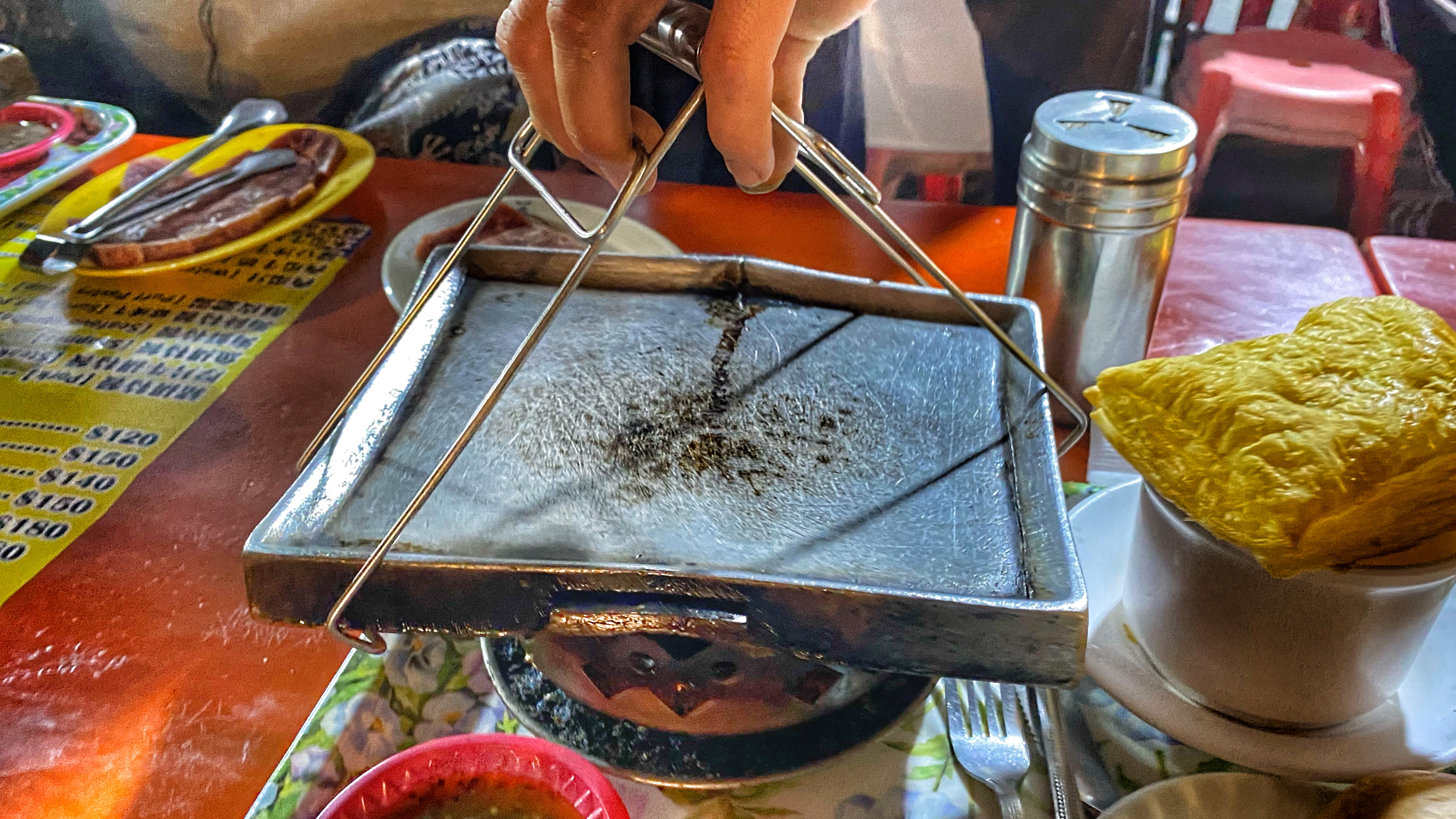 自己的牛排自己煎｜菜雞也能很快上手｜很好喝的酥皮濃湯｜點套餐吃飽飽｜客人絡繹不絕坐位也多｜台南銀河碼頭｜