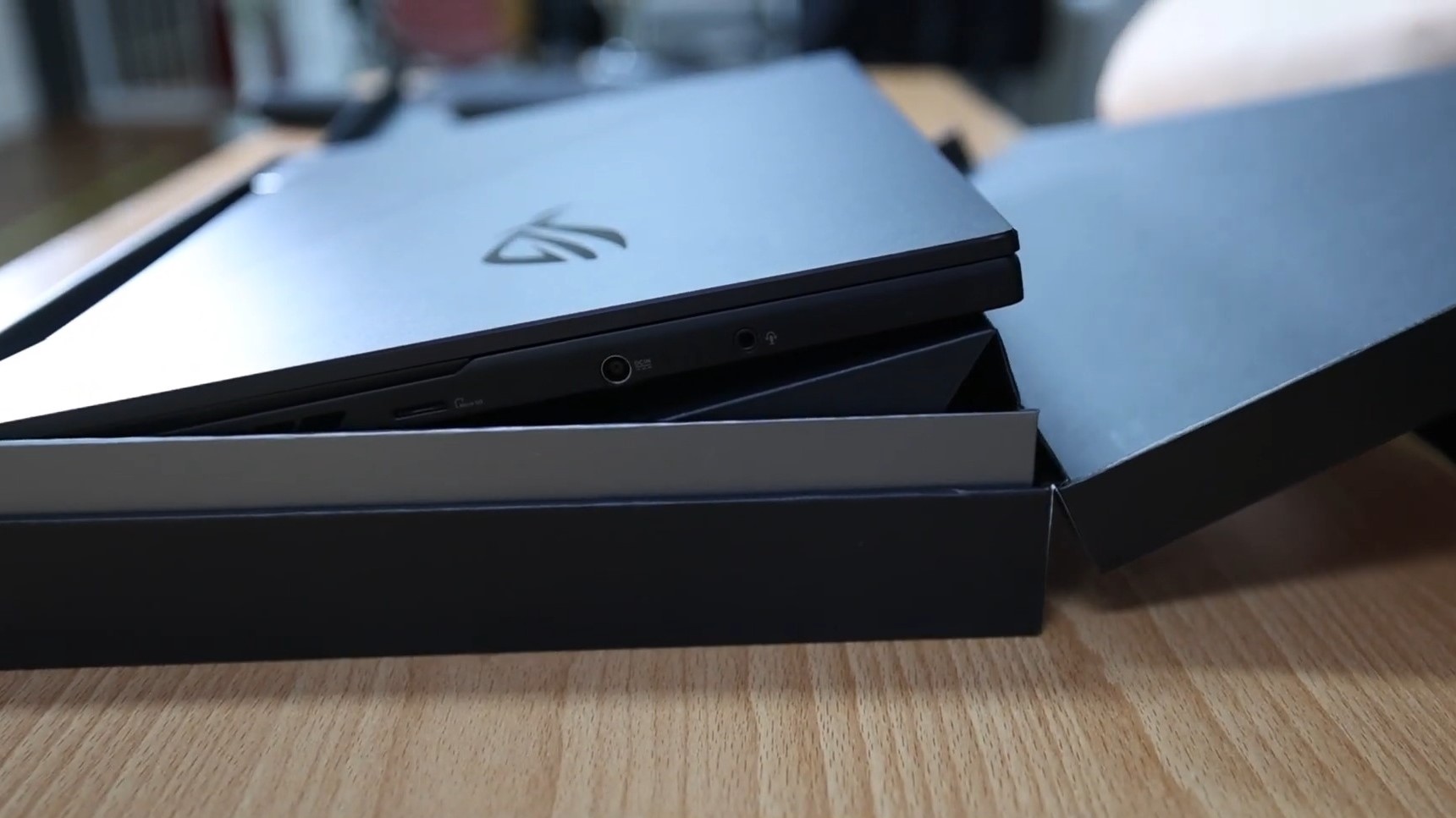 西風之神系列筆電開箱-ROG Zephyrus Duo 15 SE特別版,超高規格讓你心癢癢,玩遊戲剪輯樣樣行!|100%Adobe RGB|4K雙螢幕|副螢幕觸控功能|RTX3080 Laptop|AMD Ryzen™ 9 5900HX| 3 西風之神系列筆電開箱-ROG Zephyrus Duo 15 SE特別版,超高規格讓你心癢癢,玩遊戲剪輯樣樣行!|100%Adobe RGB|4K雙螢幕|副螢幕觸控功能|RTX3080 Laptop|AMD Ryzen™ 9 5900HX|