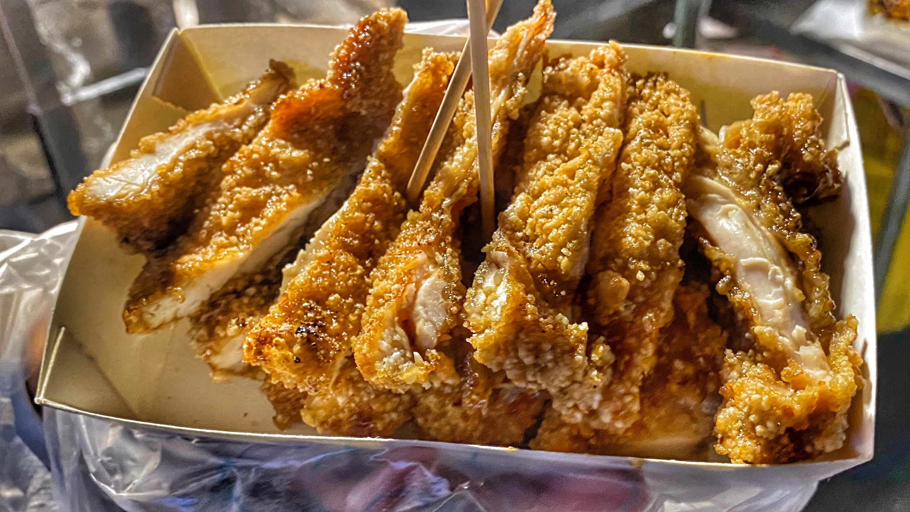 德聖炭烤醬燒雞排｜大東夜市必吃美食｜滿滿的經典台南味燒烤醬料｜金黃酥脆口感極佳｜