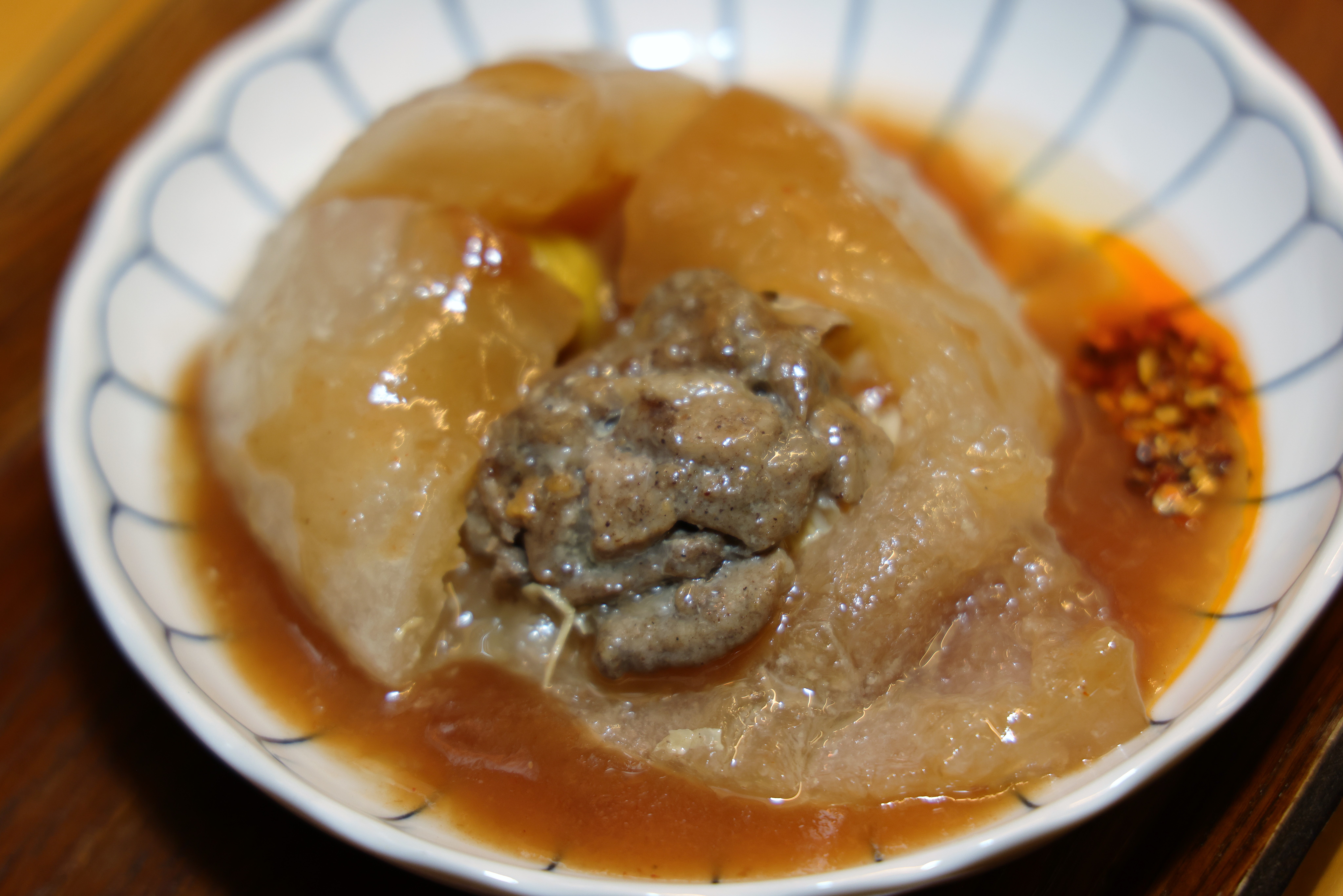 台南巷弄美食，有北部口感及風格，結合南部傳統，造就了南北混合的超好吃甜不辣!