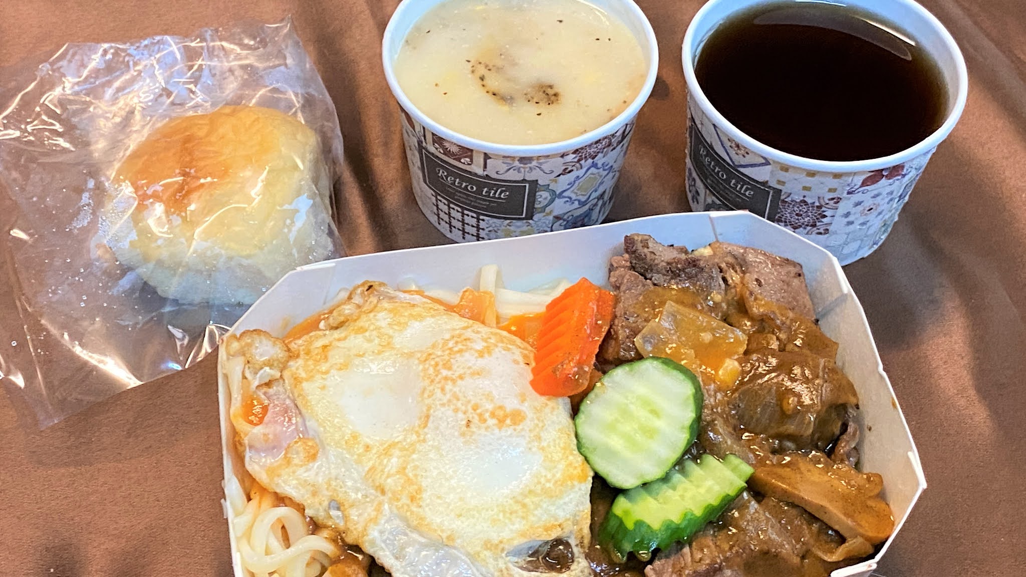 台南鮮利牛排館｜豐富套餐精緻餐點｜經典好吃的鐵板燒牛排｜ 點一個餐點附湯附飲料還有餐包｜