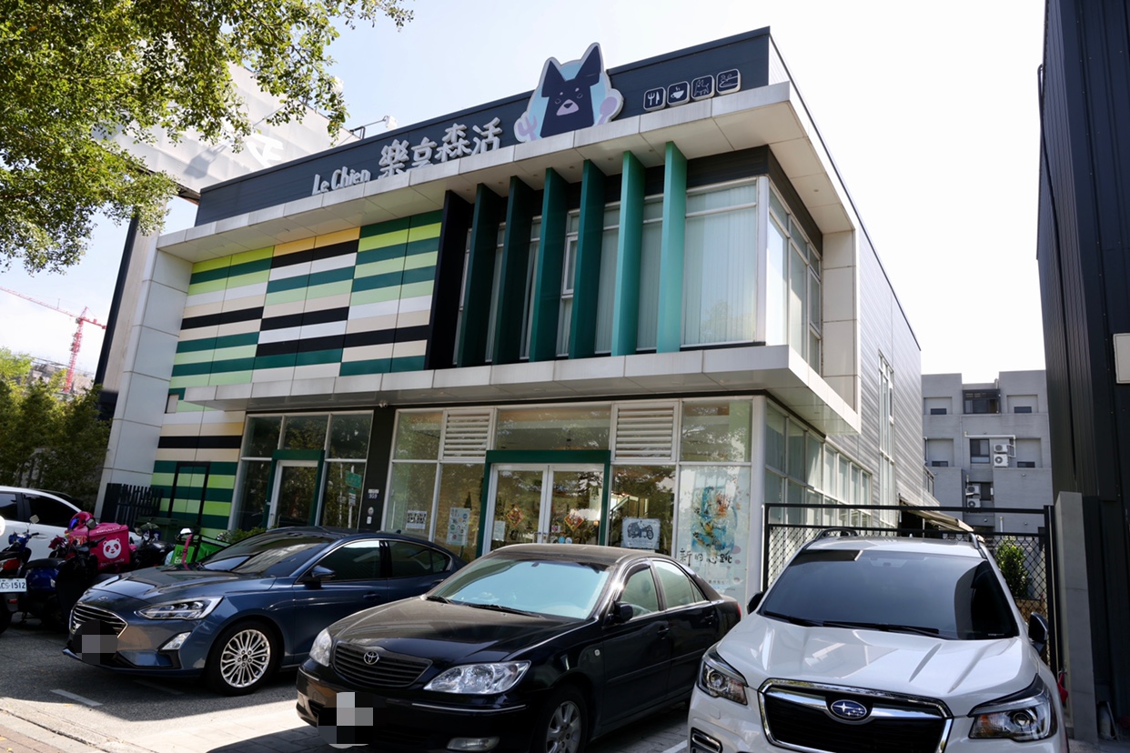 「Le Chien樂享森活」台中寵物餐廳 │ 台中汪星人友善餐廳,毛小孩的遊樂聖地 │ 破百坪大的餐廳還有狗狗專屬戲水池及相關展覽 │ 菜單內還意外發現超高級餐點!! (台中 / 平價 / 美食 / 狗狗 / 泳池 / 展覽) 1 「Le Chien樂享森活」台中寵物餐廳 │ 台中汪星人友善餐廳,毛小孩的遊樂聖地 │ 破百坪大的餐廳還有狗狗專屬戲水池及相關展覽 │ 菜單內還意外發現超高級餐點!! (台中 / 平價 / 美食 / 狗狗 / 泳池 / 展覽)
