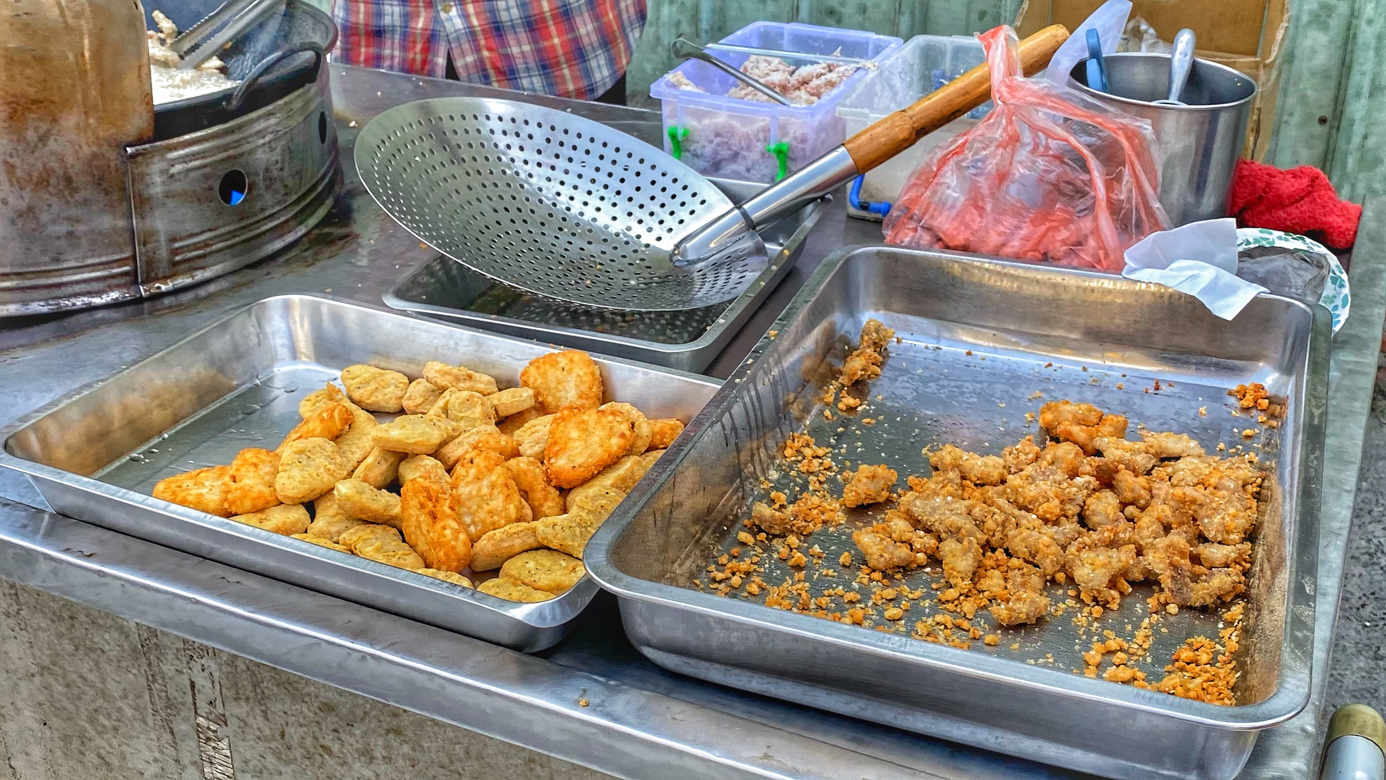 台南灣裡無名脆肉攤｜省躬國小後面的一煎炸物攤販｜樸實無華的美味｜超人氣美味銅板美食｜