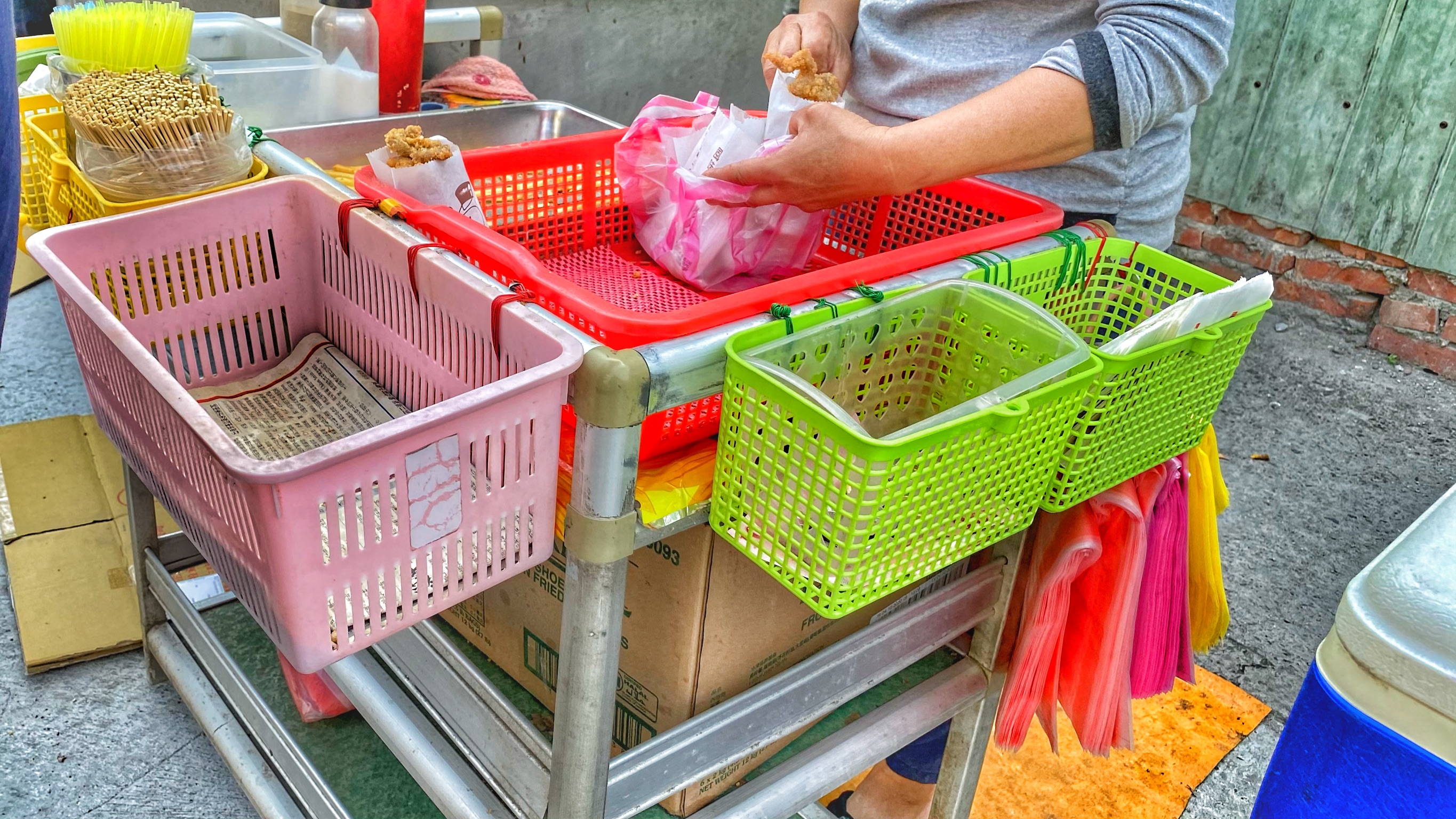 台南灣裡無名脆肉攤｜省躬國小後面的一煎炸物攤販｜樸實無華的美味｜超人氣美味銅板美食｜